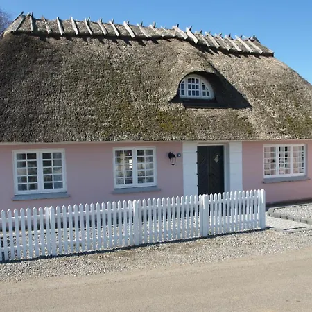 Beautiful In With 3 Bedrooms And Wifi Holiday home *